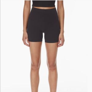 ARITZIA  TnaBUTTER™ Cheeky Hi-Rise 5" Short